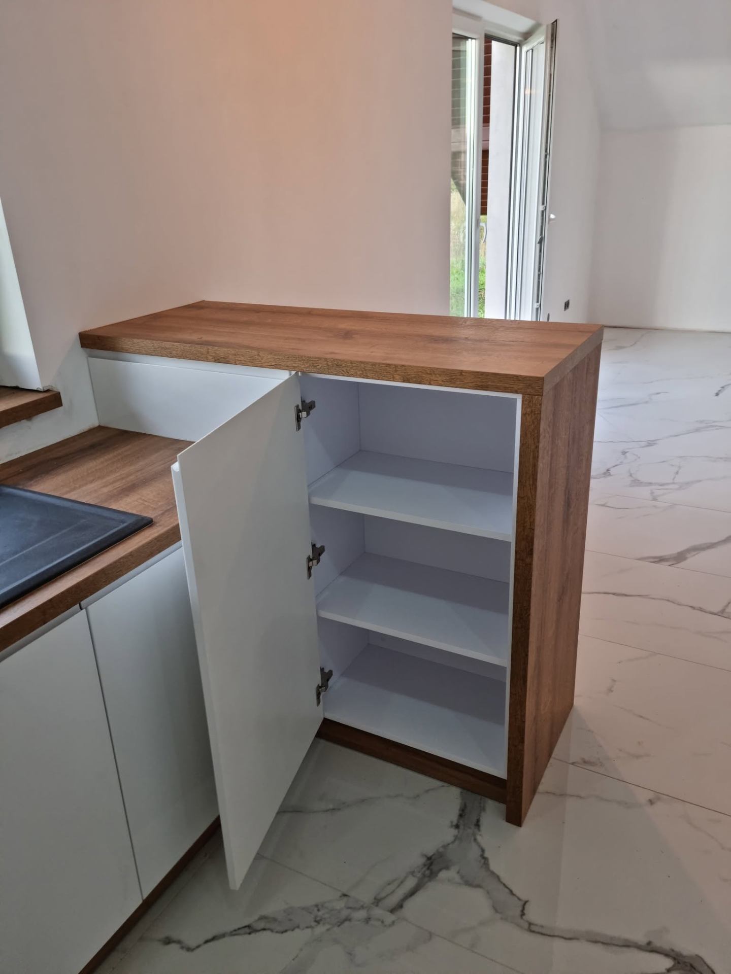 Detal półwyspu kuchennego z szafką
